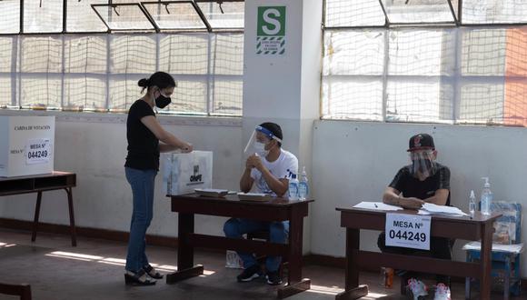 La ONPE precisó que a los electores solo se les pide asistir de manera obligatoria con “doble mascarilla” a los locales de votación. (Foto: Renzo Salazar | GEC)