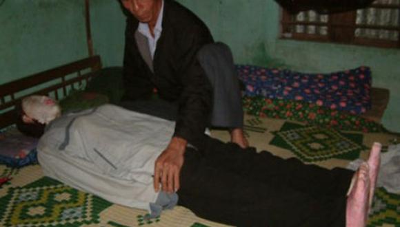 Hombre vietnamita durmió siete años con los restos de su esposa