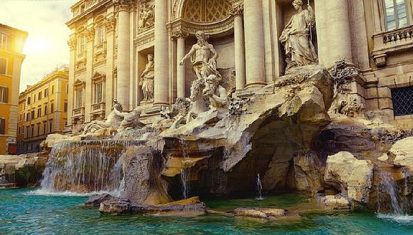 ​Italia: Turistas son ampayados bañándose en fuente y les sale carísimo