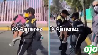 Abuelita es cargada en brazos por policías para que la vacunen contra el COVID-19 | VIDEO