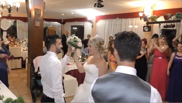 Hombre cogió el bouquet en boda para dar la más hermosa de las sorpresas (VIDEO)