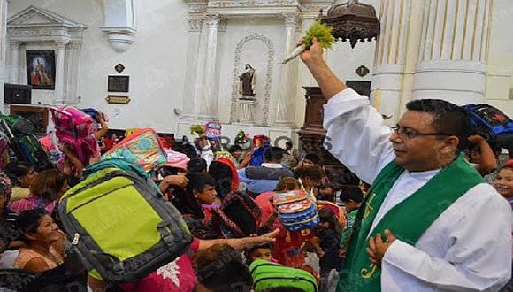 Iglesias bendicen mochilas escolares y explican el motivo (FOTOS)