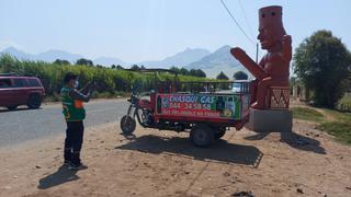 Todos quieren tomarse fotos con el huaco erótico gigante