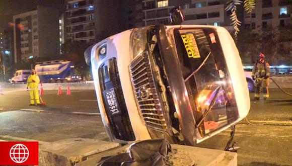 Taxi colectivo se volcó en la Panamericana Sur y provocó que cinco pasajeros resulten heridos. (Captura: América Noticias)