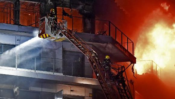 Un gran incendio arrasa un bloque residencial de varias plantas en Valencia, España, el 22 de febrero de 2024. (Foto de José Jordán / AFP).