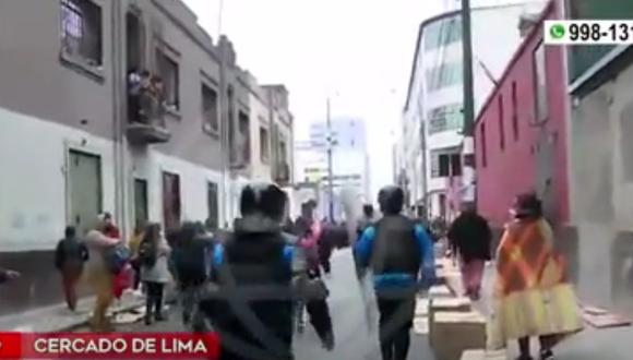 Policía Nacional y la Municipalidad de Lima recuperan el espacio público en el jr. Cusco, en el Cercado de Lima. (Captura: América Noticias)