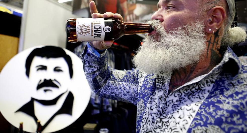 Un modelo bebe una cerveza de "El Chapo 701", una línea de ropa, joyas y licores con el sobrenombre del narcotraficante mexicano encarcelado Joaquín Guzmán Loera. (AFP)