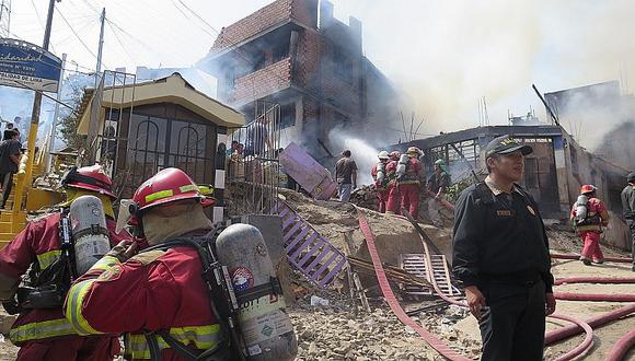 SMP: Incendio arrasa con tres viviendas y familias se quedan en la calle [FOTOS]