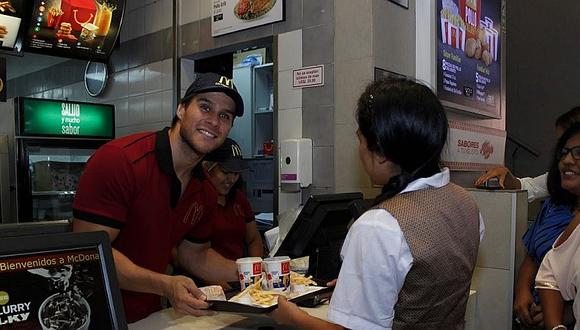 Miguel Arce hizo de las suyas en conocido local de comida rápida [FOTOS]