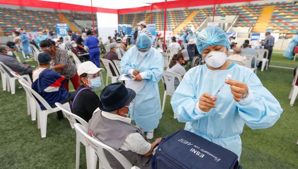 El Ministerio de Salud desarrolla actualmente una vacunación contra el COVID-19 a adultos mayores. (Foto: Andina)