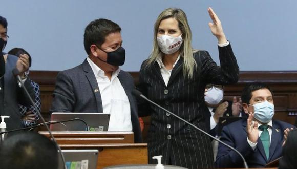 Guido Bellido se abstuvo en la votación para admitir la moción de censura contra María del Carmen Alva, que finalmente fue rechazada. Ambos se abrazaron tras conocerse el resultado. (Foto: Congreso de la República)