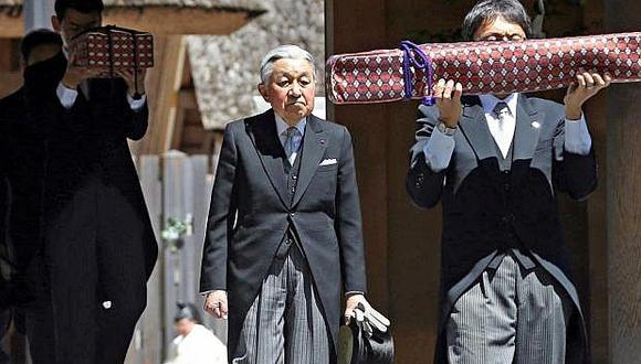 ​Emperador Akihito visita la tumba de su padre antes de abdicar al trono
