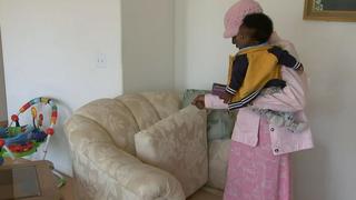 EE.UU.: mujer encontró 36 mil dólares en el sofá que le regalaron por internet