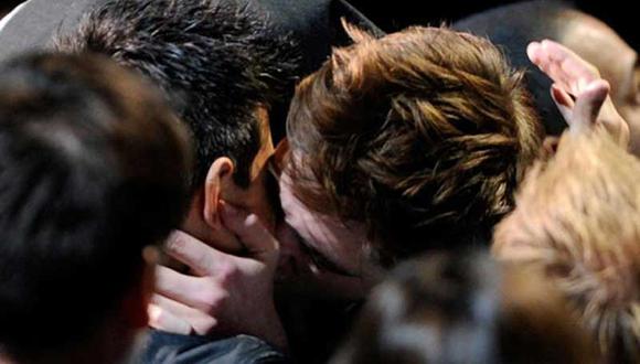Protagonistas de saga Crepúsculo se besan en los premios MTV 
