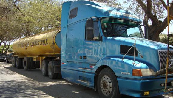 Explosión de camión cisterna deja un muerto en Arequipa