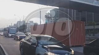 Tráiler choca contra puente peatonal y container cae en la avenida Javier Prado (VIDEO)