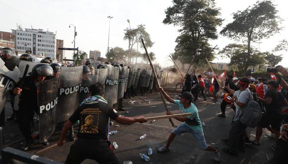Protesta en Lima: vándalos arrojan bloque de concreto a policías para avanzar por Av. Abancay y tomar el Congreso | Congreso | (VIDEO) | ACTUALIDAD | OJO