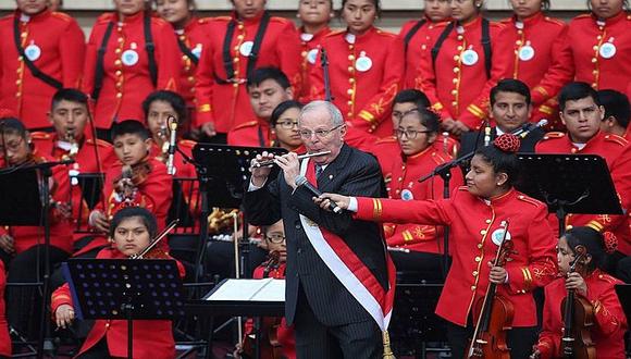 PPK toca la flauta junto a niños de Manchay tras juramentar a ministros [FOTOS]
