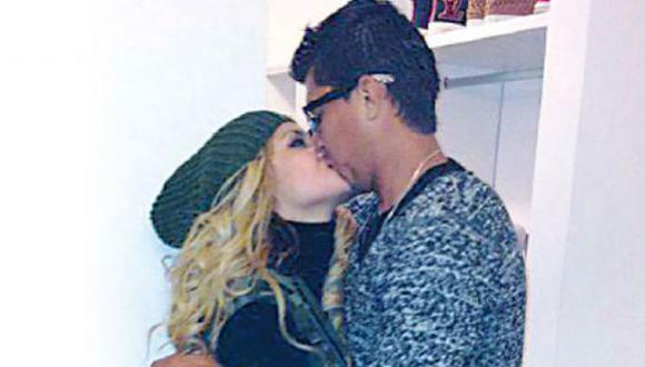 Aparecen fotos de Michelle Soifer y Rinaldo Cruzado besándose 
