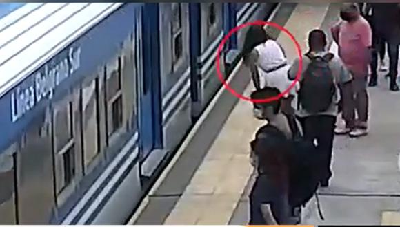 La joven cayó a los rieles del tren en movimiento. (Foto: Captura de video)