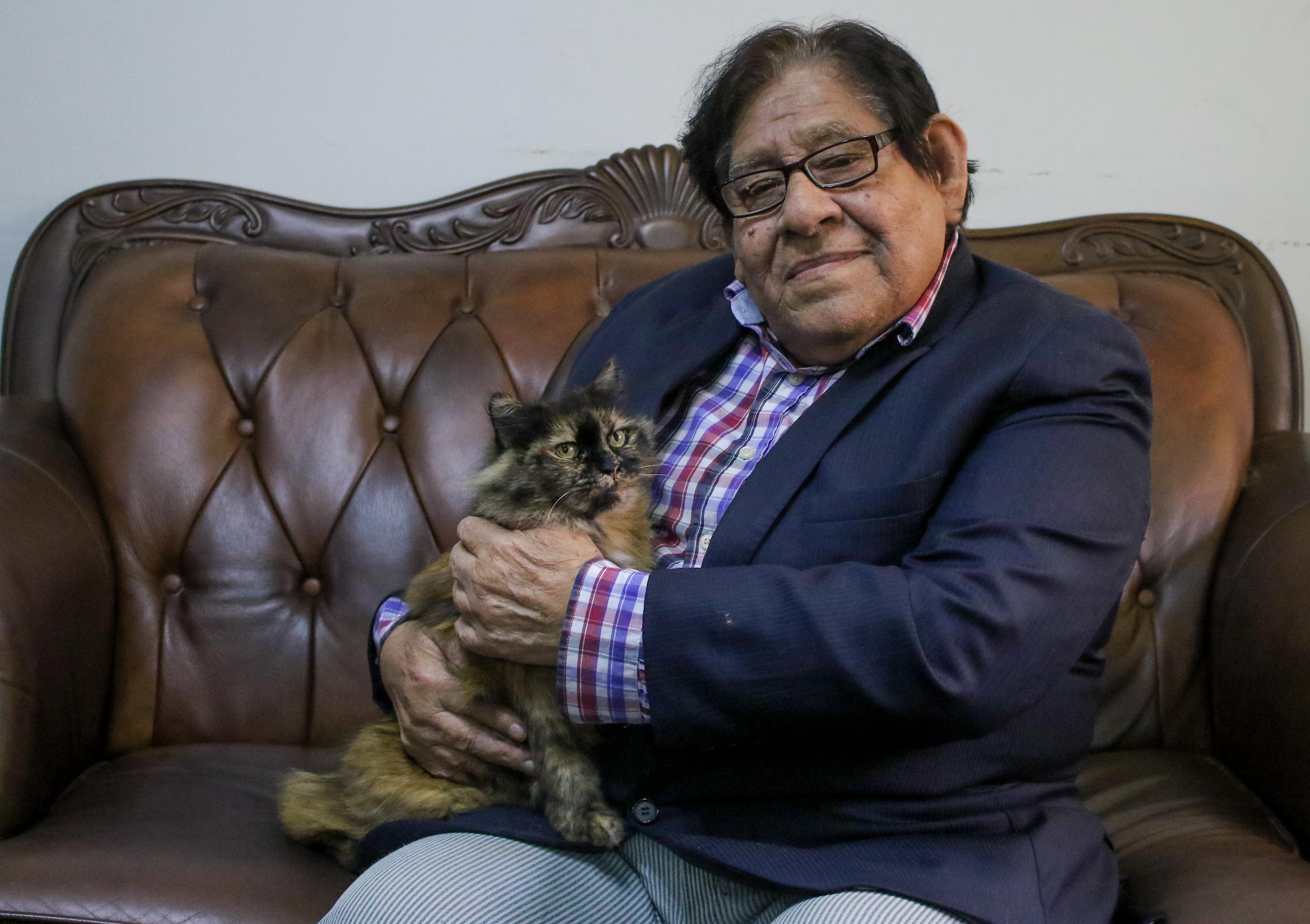 El escritor Antonio Gálvez Ronceros junto a su gata Mayra. FOTO: Britanie Arroyo