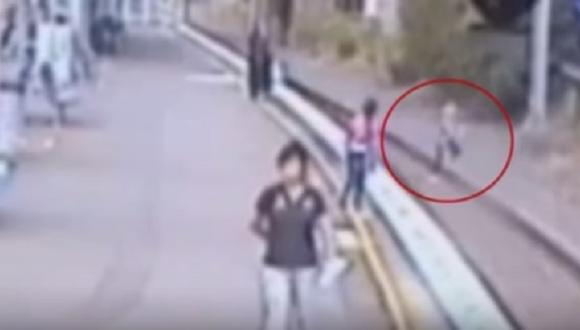 ​YouTube: Niña queda atrapada en vías de tren y esto pasó [VIDEO]