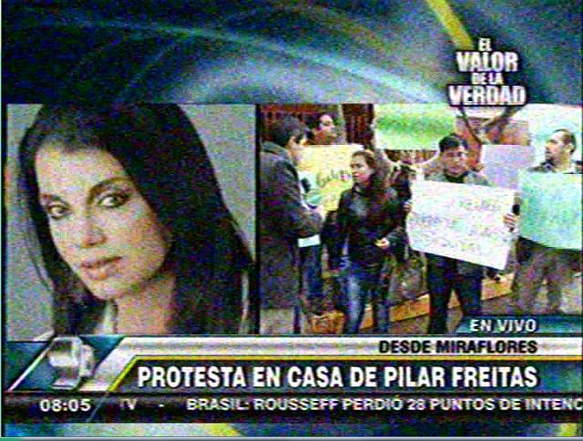 Jóvenes protestan frente a domicilio de Pilar Freitas [VIDEO]