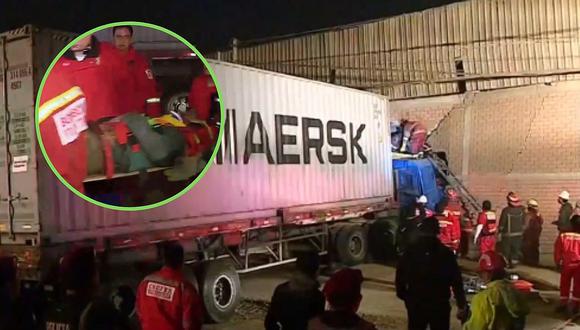 Conductor queda atrapado en cabina de tráiler y 12 bomberos tuvieron que acudir a rescatarlo | VIDEO