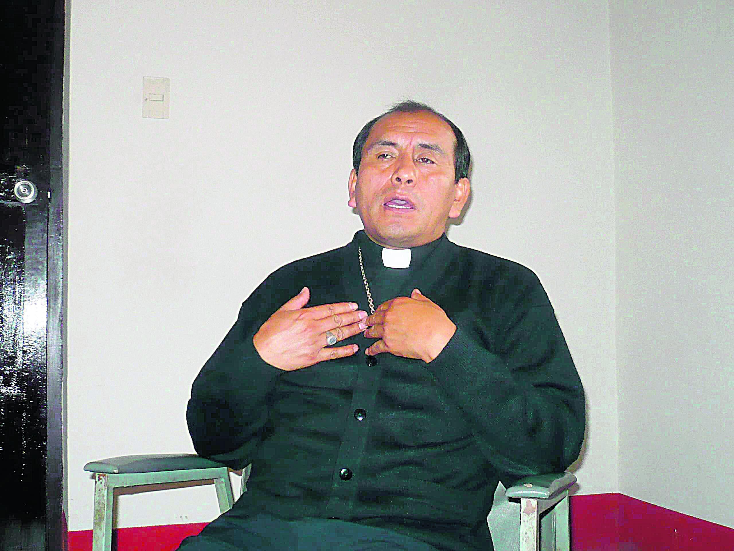 Obispo expulsado por pedofilia se hace humo 