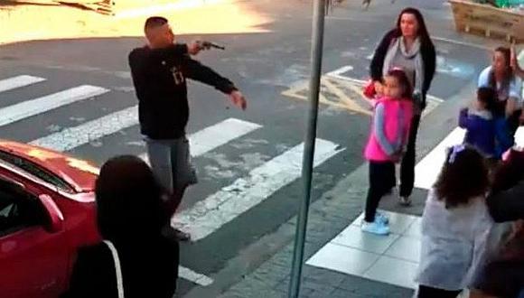 Valerosa mamita derriba a delincuente armado en plena reunión de niños (VÍDEO)