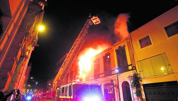 Incendio consume casona centenaria en Centro de Lima