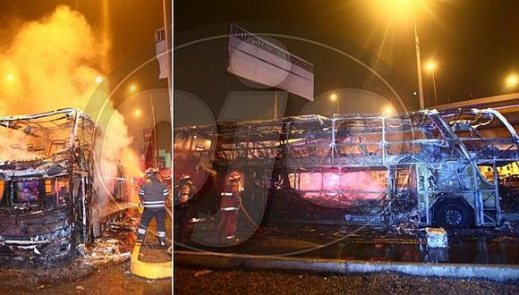 ​Bus interprovincial se incendia en grifo y conductor maneja para evitar desgracia (FOTOS y VIDEO)