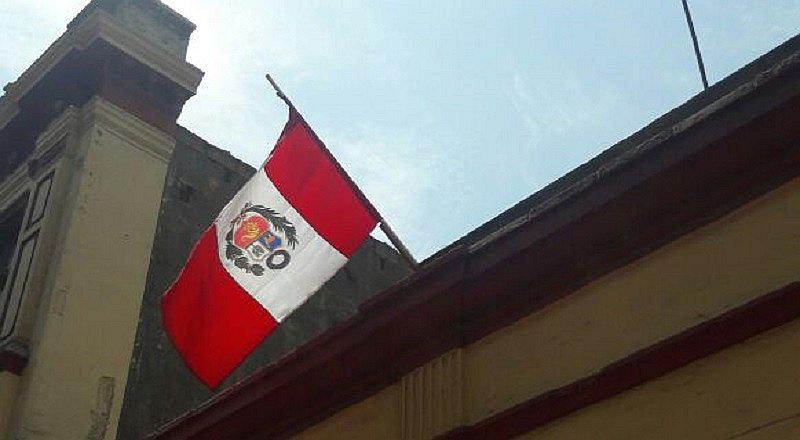 Cercado de Lima: bandera es colocada de esta lamentable manera