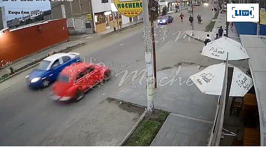 Cámaras graban preciso instante en que taxi atropella a escolar 