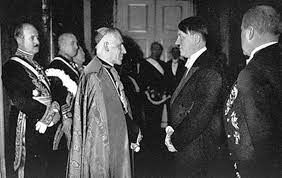 El papa Pío XII y el genocida Adolf Hitler en  polémica reunión.