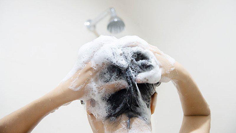 Sedapal recomienda cerrar la llave de la ducha, mientras te enjabonas.