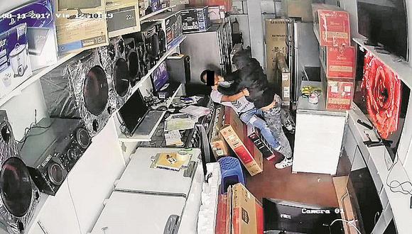 VES: delincuente roba tienda, pero es capturado por mujer policía