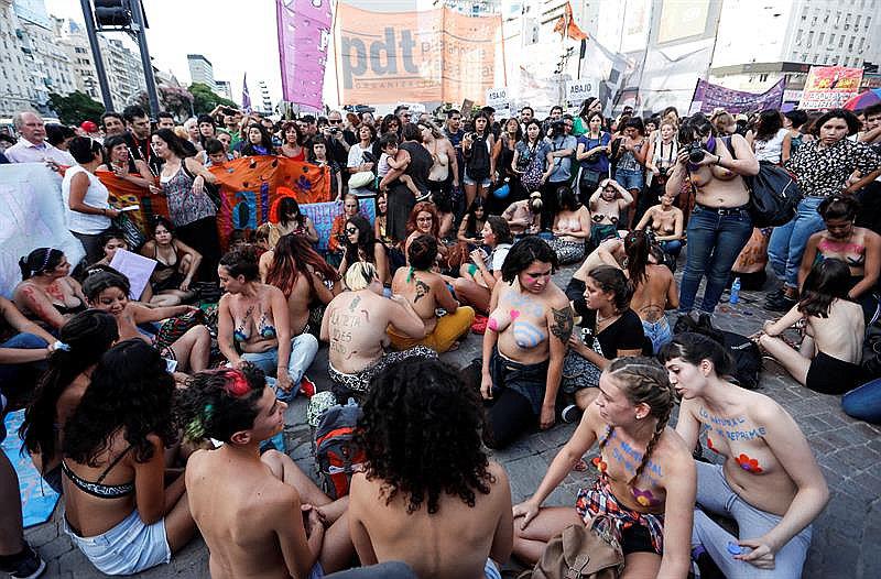 “Tetazo” contra cosificación de mujer reúne a manifestantes y mirones 