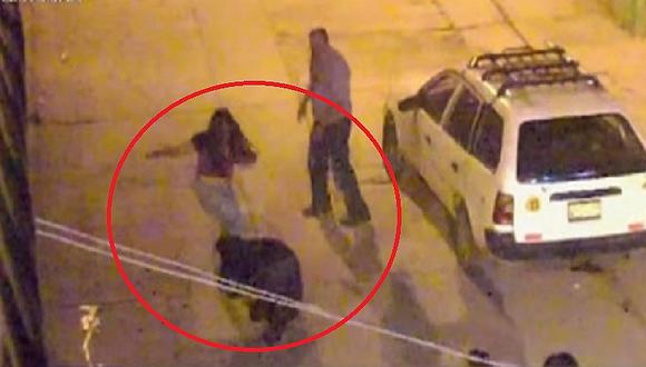 Pasco: Mujer agarra a patadas a hombre por "piropearla" en la calle [VIDEO]