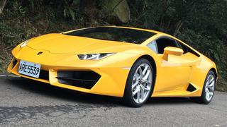 Lamborghini se abre paso por inundación provocada por tormenta tropical Eta