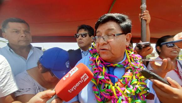 Alcalde Tacna se aumenta el sueldo y dice que el dinero será para "ayuda social"