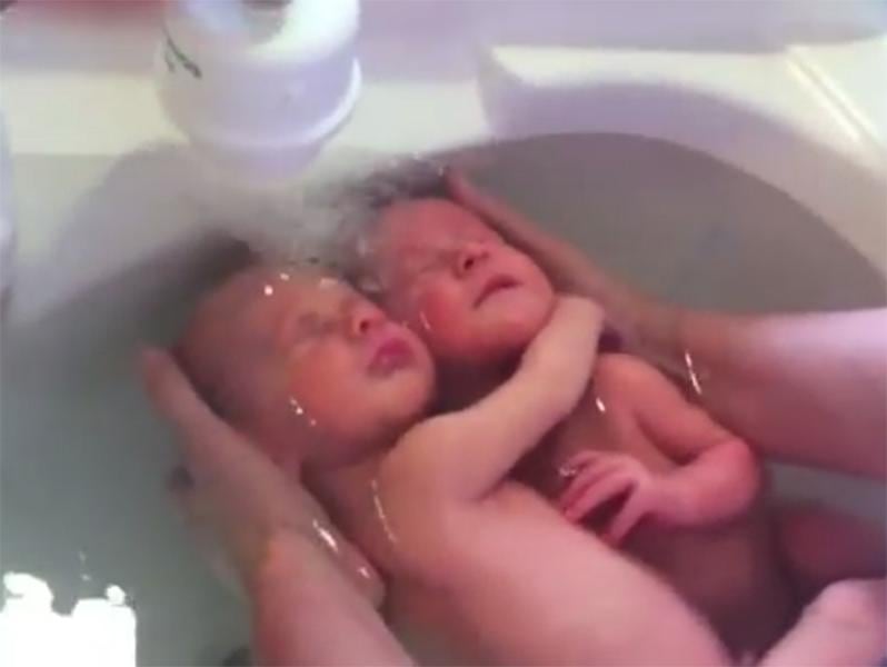 El baño de bebes gemelos que conmueve al mundo [VIDEO]