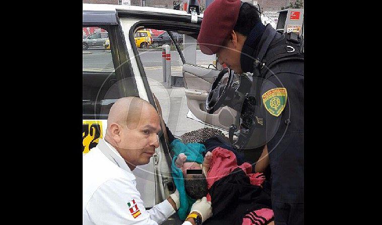 SJL: policías, bombero y taxista ayudaron a dar a luz a mamita en plena calle (VIDEO)