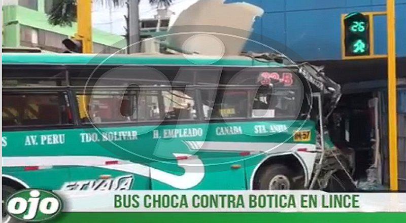 Cúster lleno de pasajeros choca contra óptica y deja varios heridos en Lince (VIDEO) 