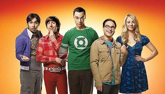Actor de The Big Bang Theory muestra a su pareja 22 años menor que él por primera vez (FOTOS)