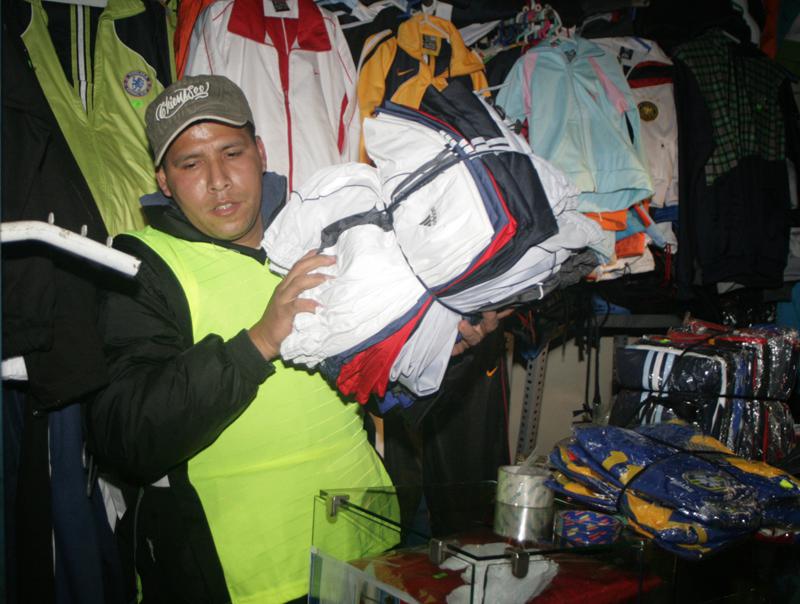 Decomisan ropa bamba en galería del Cercado de Lima