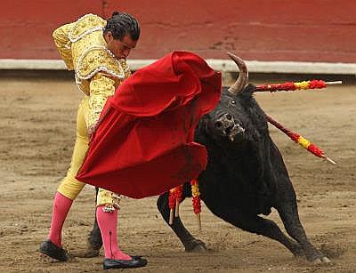 Iván Fandiño triunfó en Acho, toro lo embiste y muere en ambulancia