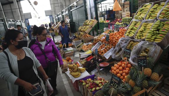 Los dueños de los puestos de frutas y verduras no reportan desabastecimiento en los principales mercados de Lima.