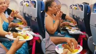 Familia viajera come pollo frito con papas en el avión y difunden video del momento en TikTok