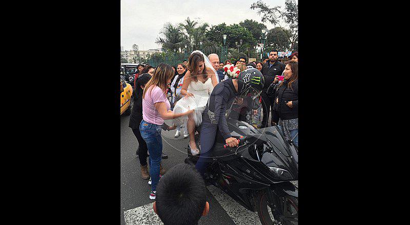 #NiUnaMenos: Novia usa moto para no llegar tarde a su boda [VIDEO] 